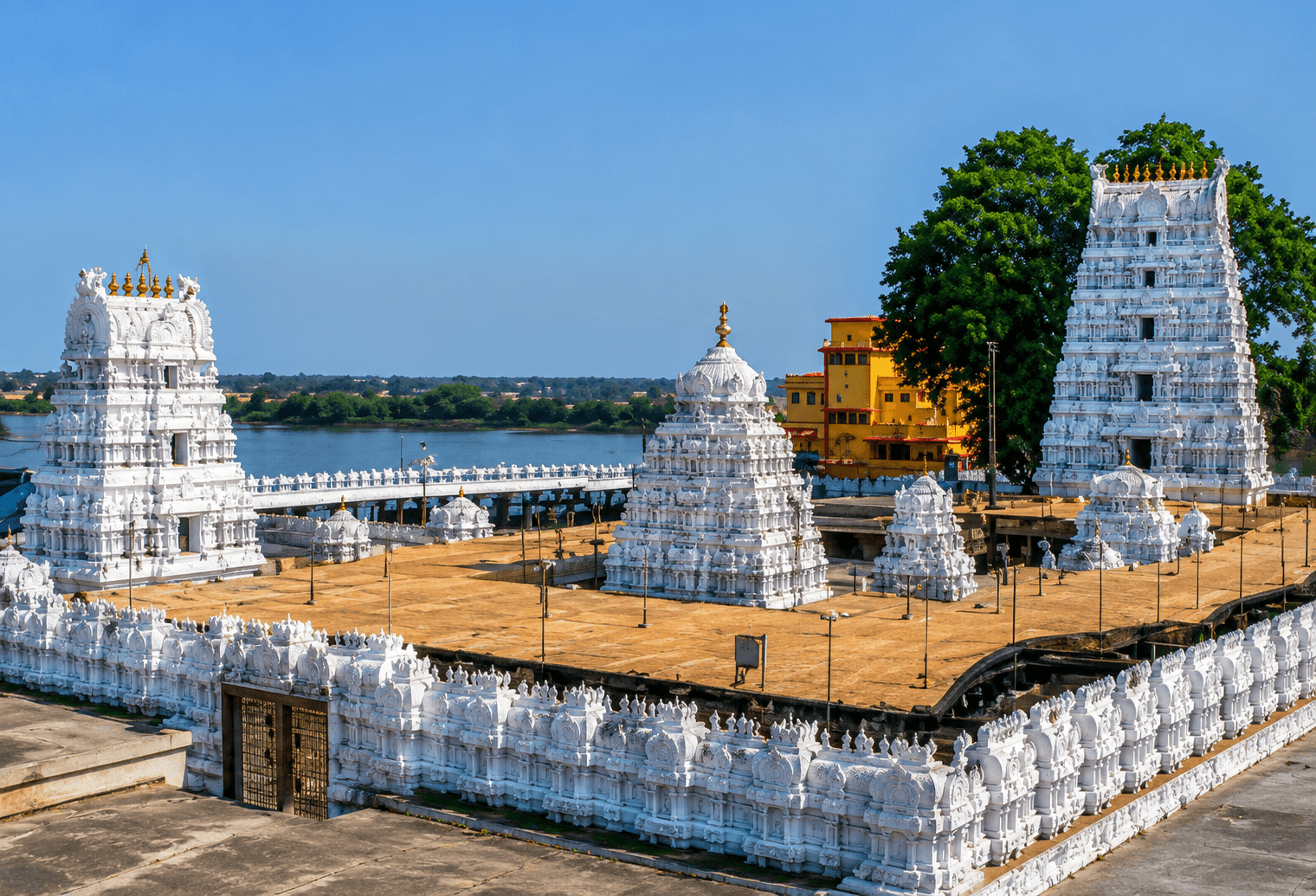 Raja Rajeshwara Temple β Gopuram Panorama